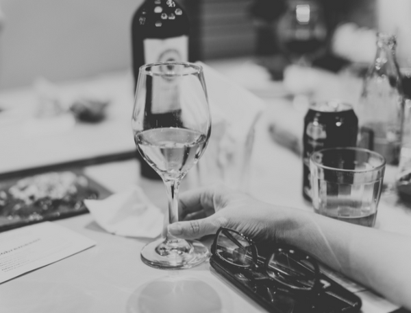 Canned Wine vs Bottled Wine: Convenience vs Tradition